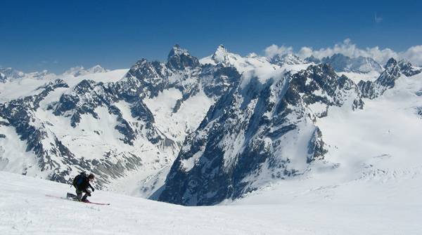 Skiing down Pigne d'Arolla